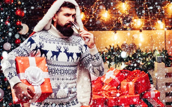 Porträtt av en brutalt mogen jultomte. Nytt årskoncept. God jul och gott nytt år. Hipster Santa claus. — Stockfoto