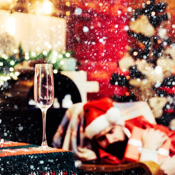 ワイン シャンパン。お祝いシャンパン。正月気分。クリスマスのお祝いの休日。新年会。サンタ酔って. — ストック写真