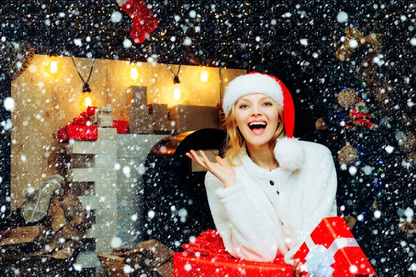 Mulher sorridente decorando a árvore de Natal em casa. Amigável e alegre. Dá uma piscadela. Mulher de Natal. Uma jovem piscadela. Presente de ano novo. Feliz Ano Novo. Engraçado menina de Natal . — Fotografia de Stock