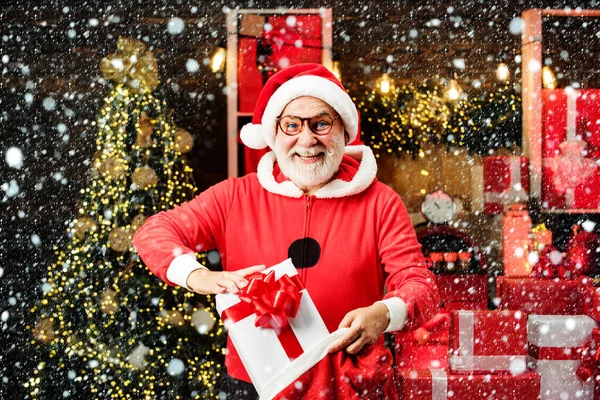 Santa Claus with gift presents. Funny Santa wishes merry Christmas. Home Christmas atmosphere. — Stock Photo, Image