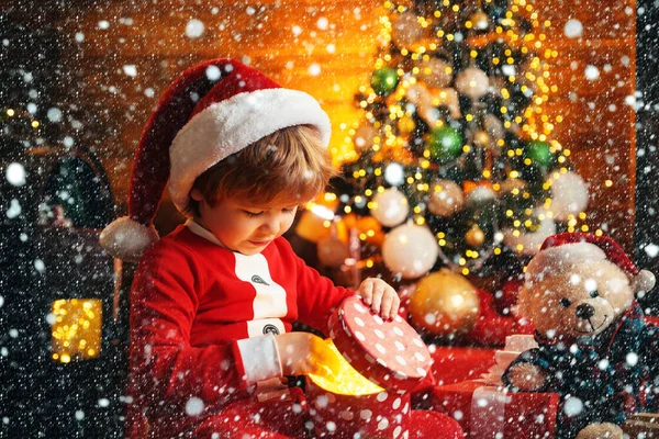 クリスマスの子供クリスマスギフトボックスで幸せな小さな笑顔の少年。休日の概念。クリスマスツリーで幸せなかわいい少年の肖像画. — ストック写真