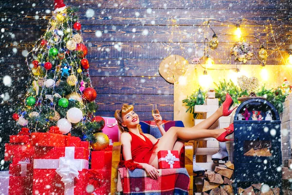 Gece elbisesi giymiş, gülümseyen ve elinde şampanya kadehi tutan güzel sarışın kız. Noel bayramı. Noel hazırlığı - Yeni yılı kutlayan lüks kız. — Stok fotoğraf