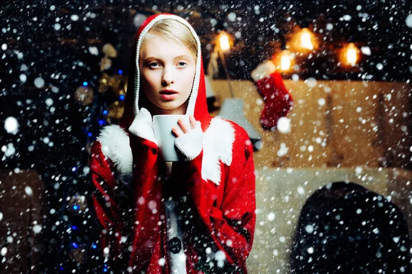 Χειμερινή παραμονή το βράδυ συγκίνηση αντιδράσεις. Αισθησιακό κορίτσι για τα Χριστούγεννα. Χειμώνα γυναίκα που φοράει κόκκινο καπέλο Αϊ-Βασίλη. Holly jolly κλοπιμαία Χριστούγεννα και noel. Χριστουγεννιάτικα φορέματα. — Φωτογραφία Αρχείου