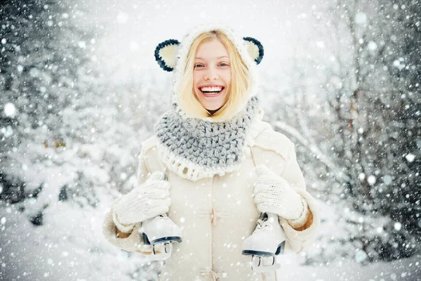 Funny winter girl is going skate outdoors. Beautiful young woman laughing outdoors. Beautiful winter woman laughing outdoors. Girl playing with snow in park. — Stock Photo, Image