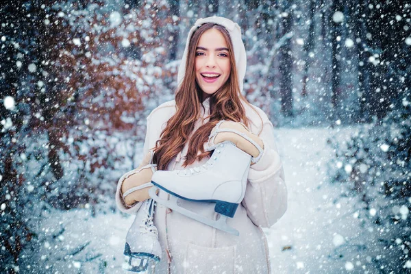 Fille jouant avec la neige dans le parc. les femmes sur la montagne. Belle fille dans la forêt d'hiver en duvet blanc. Femme d'hiver . — Photo