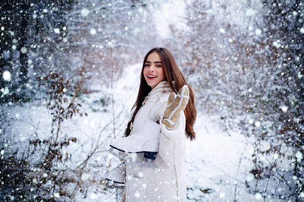 Śmiejąc się dziewczyna na zewnątrz. Modelka ubrana stylowy sweter i rękawice. Portret młodej kobiety w śniegu, starając się ciepły. Zimowa Kobieta. — Zdjęcie stockowe