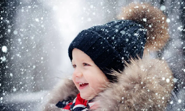 Lyckligt vinterbarn. Söt pojke på vintern. Barn pojke utomhus porträtt. Vinter känslor. — Stockfoto