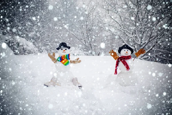 Счастливого зимнего времени. Рождественские вечеринки. Два счастливых улыбающегося снеговика в солнечный зимний день. Чувственная пара снеговиков наслаждается интимностью. Страстные свидания и любовь . — стоковое фото