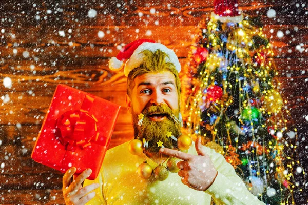Πρωτοχρονιάτικα. Αστείος Άγιος Βασίλης. Όμορφος άντρας που φοράει χριστουγεννιάτικο φόρεμα. Ευτυχισμένο το νέο έτος. Χαρούμενα Χριστούγεννα και νοέλ. — Φωτογραφία Αρχείου