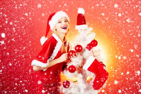 Feliz Natal e Feliz Ano Novo. Feliz Natal de mulher. Inverno de menina sorridente. Celebração de glamour e vestido de mulher de Natal. Presente de ano novo . — Fotografia de Stock