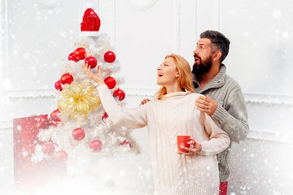 행복 한 가족 준비 하 고 메리 크리스마스와 새 해. 화이트 크리스마스 트리입니다. 빨간색과 흰색 디자인. — 스톡 사진