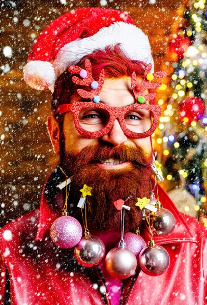God jul och gott nytt år. Julfirande semester. Vinterkänslor. Porträtt av stilig Santa man inomhus med julklapp. — Stockfoto