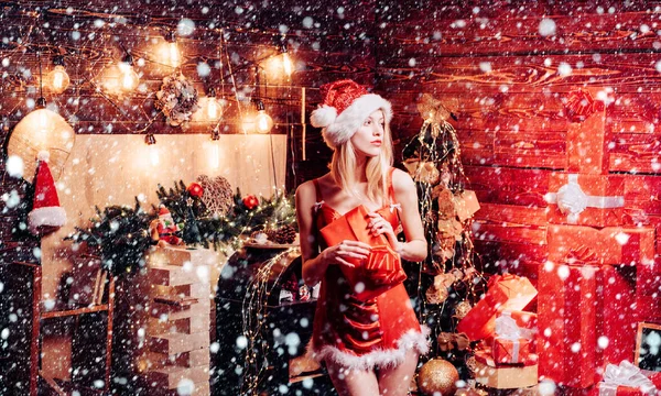 Dívčí klobouk doma u vánočního stromu. Sexy erotické děvče oslaví nový rok a veselé Vánoce. Červené spodní prádlo na Vánoce. Sexy vánoční oslava. Milovat mír a potěšení celý rok — Stock fotografie