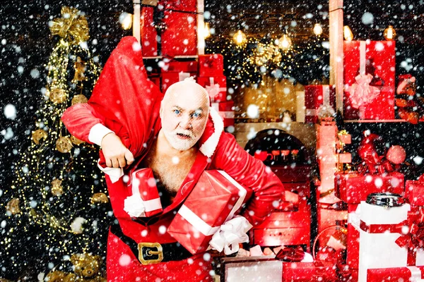 도둑 은신년 선물을 훔쳤다. 겨울 선물에 최고의 가격이지. 계절에 따른 제안. 크리스마스 세일. — 스톡 사진