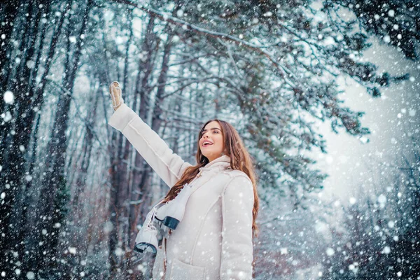 Vinter kvinna snö. Christmas flicka utomhus porträtt. Vinter kvinna glad. — Stockfoto