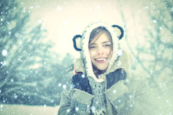 Χειμερινή γυναίκα. Χαρούμενο κορίτσι χειμερινό πορτρέτο. Πορτραίτο μιας νεαρής γυναίκας στο χιόνι. Όμορφο κορίτσι του χειμώνα στο παγωμένο πάρκο - πρόσωπο από κοντά. Χειμωνιάτικο χιόνι μπλε τονισμένο. — Φωτογραφία Αρχείου