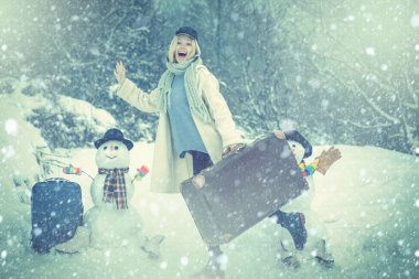 Kış mavisi tonlar. Göz kamaştırıcı kış manzaraları arasında seyahat ediyorlar. Kış tatili. Kış havasındaki maceracı kadın portresi. Taze karda oynayan ve kardan adam yapan mutlu genç kız..