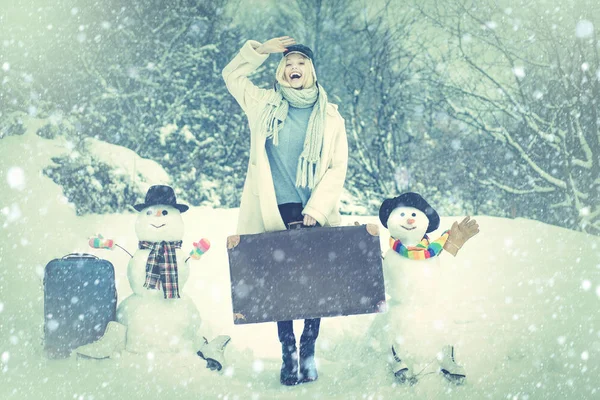 Téli nyaralás koncepció. Téli szünet. Egy nő bőrönddel. Portré kaland nő téli hangulatban. — Stock Fotó