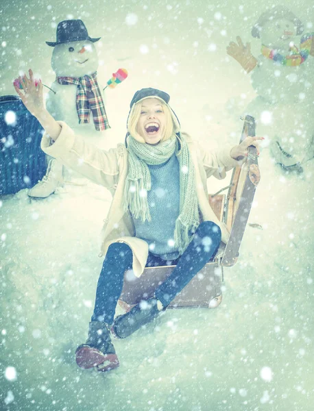 Porträtt av äventyrskvinna på vinterhumör. Begreppet vintersemester. Kvinna med resväska. Läderresväska. — Stockfoto
