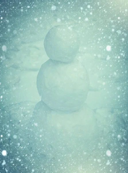 Hombre de nieve al aire libre. Tarjeta de felicitación Winter Art. Muñeco de nieve de pie en invierno Navidad paisaje . — Foto de Stock