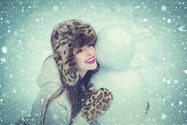 Χειμερινό πορτρέτο της νεαρής όμορφης γυναίκας στο χιόνι Κήπος κάνει χιονάνθρωπο. Χαρούμενη γυναίκα χειμερινό πορτρέτο. Ευτυχισμένος χειμώνας. — Φωτογραφία Αρχείου