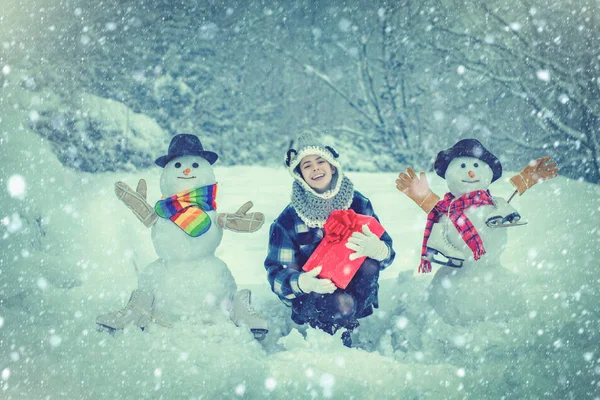 Mujer feliz retrato de invierno. Feliz Navidad y Feliz Año Nuevo. Feliz invierno. Concepto de invierno . — Foto de Stock