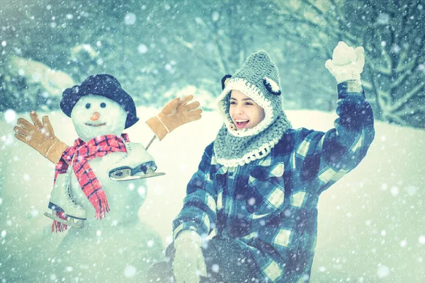 Aranyos lány hóembert csinál a szabadban. Örömteli szépség fiatal nő szórakozás Winter Park. — Stock Fotó