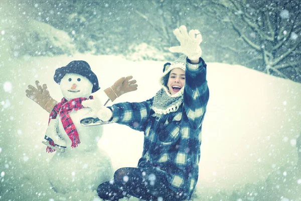 Des femmes en vêtements d'hiver. Joyeux hiver. Portrait d'hiver. Poeple d'hiver de Noël. Profiter de la nature hivernale . — Photo