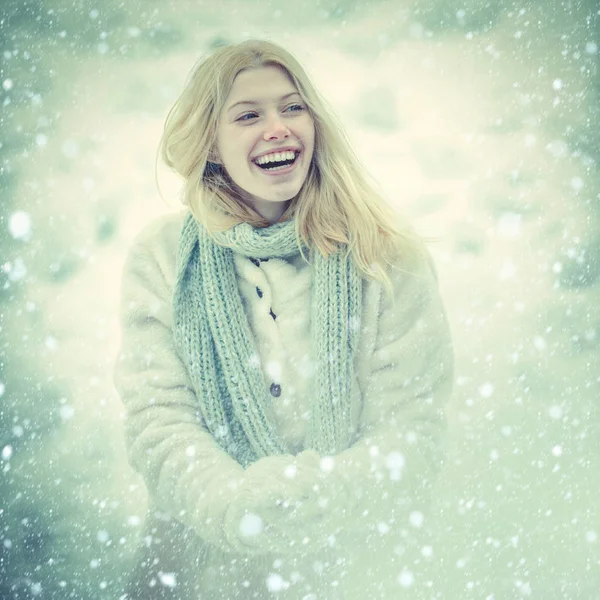 Το κορίτσι με τα γάντια κρατάει χιονόμπαλα. Όμορφη νεαρή γυναίκα το χειμώνα. Εποχή του χειμώνα. Πορτραίτο μιας ευτυχισμένης γυναίκας το χειμώνα. Χαρούμενο κορίτσι έξω.. — Φωτογραφία Αρχείου