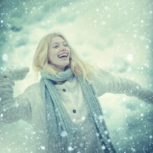 Feliz invierno. Jovencita feliz jugando a las bolas de nieve. Retrato de una mujer feliz en invierno. Linda joven juguetona al aire libre disfrutando de la primera nieve . —  Fotos de Stock