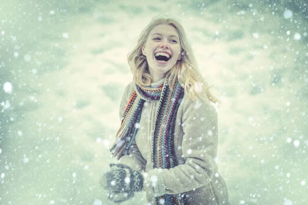 Inverno neve azul tonificado. Bonito brincalhão jovem ao ar livre desfrutando primeira neve. Retrato de uma mulher feliz no inverno. Menina alegre ao ar livre. Mulher de inverno . — Fotografia de Stock