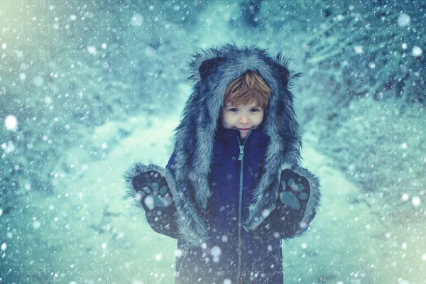 Niños de invierno de ocio. Niño pequeño caminando en el campo de invierno. Retrato de invierno para niños. El concepto de la bondad del niño de invierno y la infancia. —  Fotos de Stock