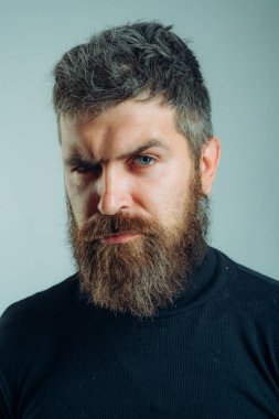 Yakışıklı sakallı adam. Acımasız hippi çocuk. Kendine güvenen bir kavram. Şehir yaşam tarzı konsepti. Kendine güveni olan ve vahşi stili olan bir adam. Berber dükkanı reklamı. Boşluğu kopyala.