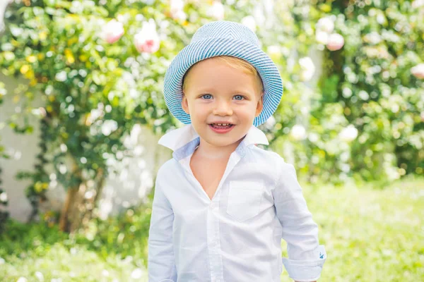 Joyeux visage d'enfant. L'enfant a la joie estivale. Bonne journée. Garçon mignon ludique gai enfant drôle grimace visage . — Photo