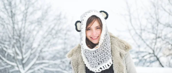 Retrato de inverno menina feliz. Mulher de inverno. Retrato de uma jovem mulher na neve. Menina de inverno de beleza no parque de inverno gelado . — Fotografia de Stock