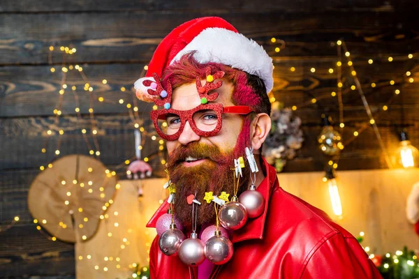 Feliz Navidad y feliz año nuevo. Nuevo año - fiesta divertida con Santa divertido. Papá Noel barbudo - retrato de cerca . —  Fotos de Stock