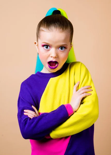 Close-up portrait of a young girl smiling. Stress-free. Kid facial expression, emotion, feeling, sign symbol body language funny. — Stock Photo, Image