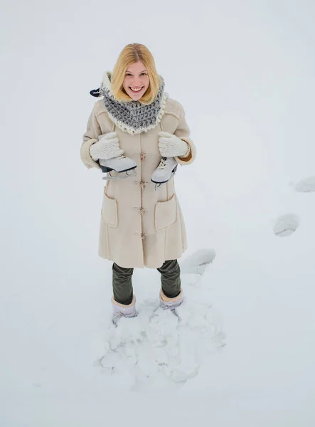 Schöne Mädchen im Winter im Freien. schöne glücklich lachende junge Frau mit Wintermütze Handschuhe und Schal bedeckt mit Schneeflocken. Winterurlaub. — Stockfoto