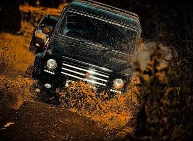 Dağ yolunda yol dışına. Çamurda iz sürmek. 4x4 off-road SUV arabası. Safari. Gezgin off-road aracı. Offroad aracı dağ yolunda gidiyor. Tekerlekleri ve toza dönüşen off-road 'u hareket ettir.