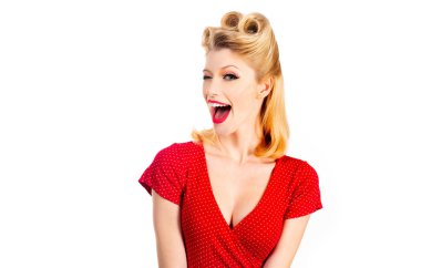 Kırmızı dudaklı kadın sürpriz bir sevinçle bağırıyor. Reklam için jestler. Pozitif neşeli, şaşkın kızın portresi. Omg. Eski saç modeli. Pozitif neşeli kızın portresi. Zarif bir kadın modelle