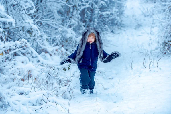Zimowy dzieciak pozował i dobrze się bawił. Dobrze ubrany ciesząc się zimą. — Zdjęcie stockowe