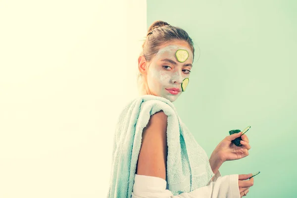 Attractive healthy girl with natural mask and slices of fresh cucumber at face take care of her skin health. Healthy lifestyle and natural beauty concept. — Stock Photo, Image