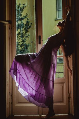 Yalnız bir kadın. Kendine güveni tam seksi bir kız. Tutku ve cazibe. Çok seksi. Ateşli bebek. Rahatlama zamanı. Reklam ve ticari tasarım. Kadın modası. Rahatlama ve rahatlama günü.