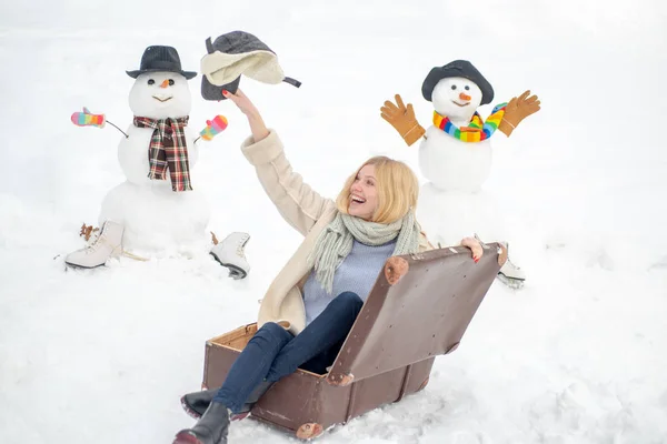 Plánování zimních prázdnin. Zimní prázdniny. Koncept zimních prázdnin. Šťastná mladá dívka hraje v čerstvém sněhu a dělat sněhuláka v krásné slunné zimní den venkovní v přírodě. — Stock fotografie
