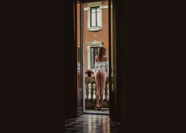 Τέλειο γυναικείο σώμα με σέξι εσώρουχα. Νεαρές όμορφες υγιείς γυναίκες του σώματος στέκονται στο μπαλκόνι. Σίγουρο και σέξι κορίτσι. Χαλάρωση και άνεση ρεπό. — Φωτογραφία Αρχείου