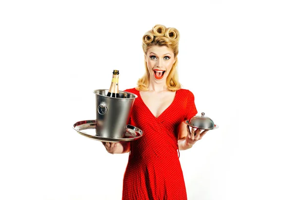 Elegante retrato de estudio de una hermosa joven. Hermosa mujer rubia en vestido rojo con peinado retro. Feliz mujer emocionada en vestido retro con hermoso peinado. Maquillaje perfecto y peinado . — Foto de Stock