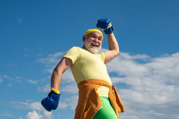 Happy Senior man wearing boxing gloves. Active leisure. Grandfather doing boxing training in morning. — Stock Photo, Image