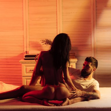 Erotik oyunlar arzu edilir. Sevgililer gününde çıplak vücutlu kadın ve erkek. - Aile. Kaslı adam. Uzun saçlı güzel bir kız. Genç aşıklar. Güzel genç çift..