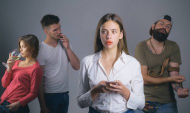 Doğru bir seçim yap. Farklı bağımlılıkları düşünen güzel bir kız. Zararlı ve zehirli alışkanlıklar: sigara, içki ve uyuşturucu. Kız sağlıklı ve mutlu olmaya karar verdi. Seçim hayatı..