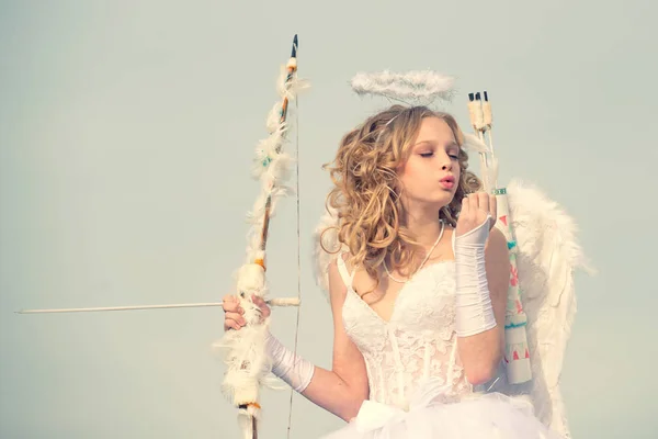 Schoonheid blauw haar ogen - charmante dame in het zonlicht. Angel kinderen meisje met witte vleugels. Een kind in de kleren van een engel op hemelse achtergrond. Liefde concept - Valentijn concept — Stockfoto